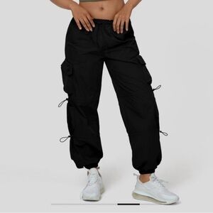 Halara mid rise, drawstring multi pockets, cargo nylon joggers, size L
